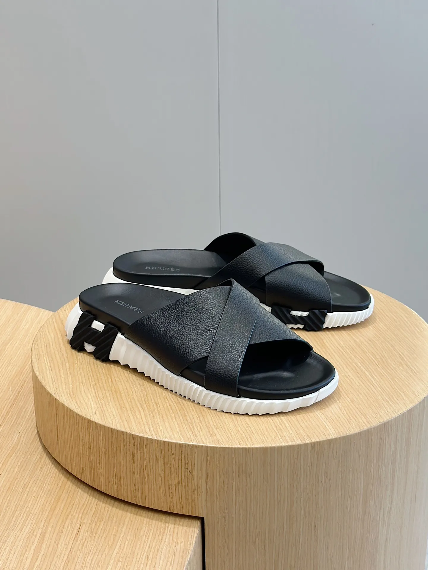 Factory price: 360💰Hermès [HERMÈS] Top Herme*H Home Hermès Men's Sandals and Slippers-Original Reproduction. Purchase the original version and make it one to one. The outsole is privately molded. The color of the outsole corresponding to each color is the same as the original version. Come to those who know the stuff 💪 The ultra-light soles are designed in contrasting colors, and they feel so comfortable on your feet! Calfskin, cowhide feet, private model outsole. Size: 39-44 (customized at 38.45)